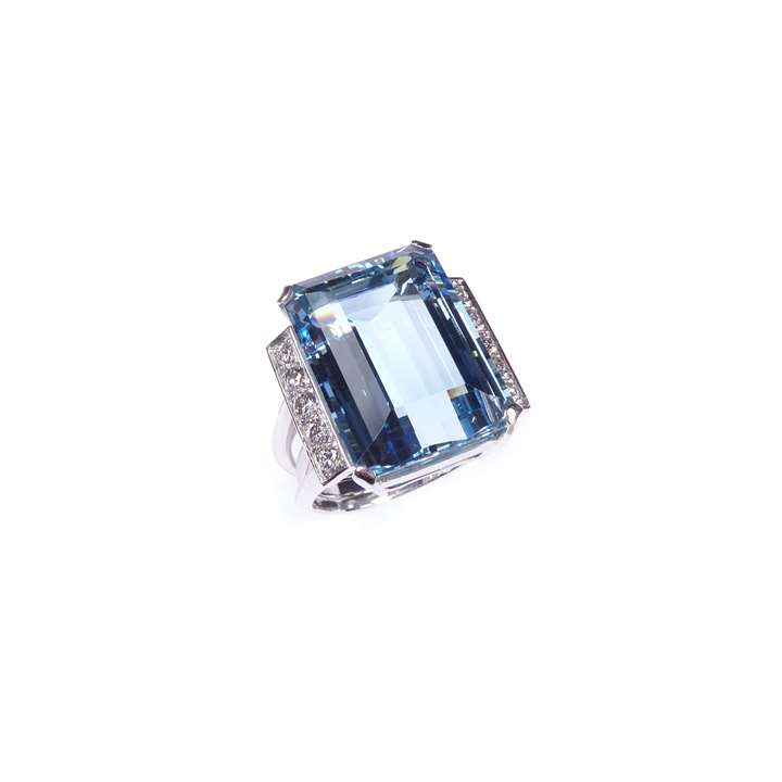 Single stone aquamarine and diamond dress ring, claw set with a step-cut rectangular aquamarine, approximately 17.00ct,